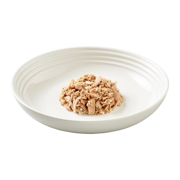 Isolated image of Reveal tuna cat food with crab on plate