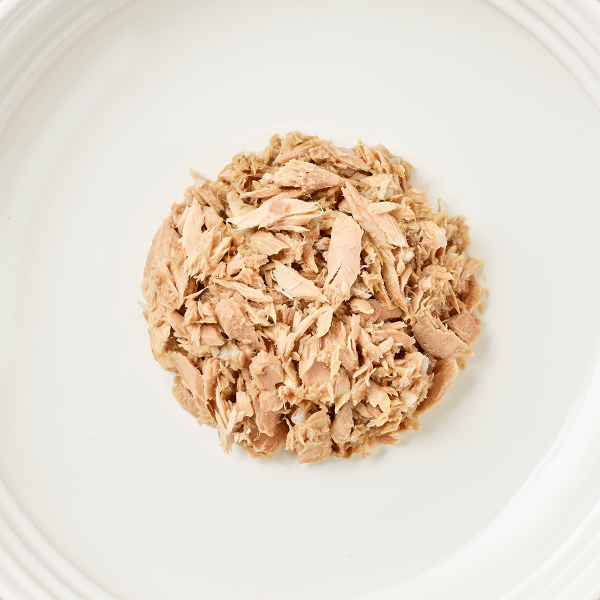 Image of Reveal tuna cat food with crab on a plate
